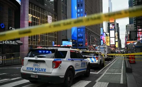 Policía de Nueva York abate a mujer que apuñaló a 2 personas en Times Square; una víctima falleció