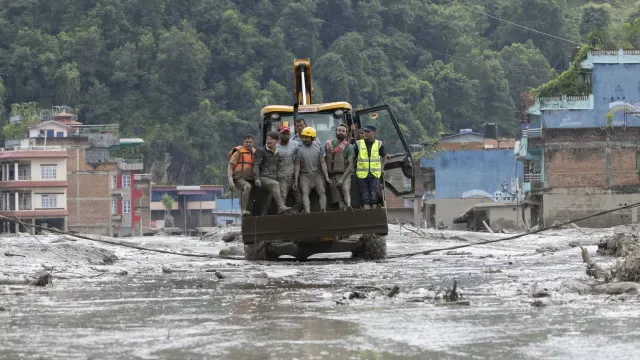 Nepal: "O que querem que façamos com pensos se não temos roupa interior?"