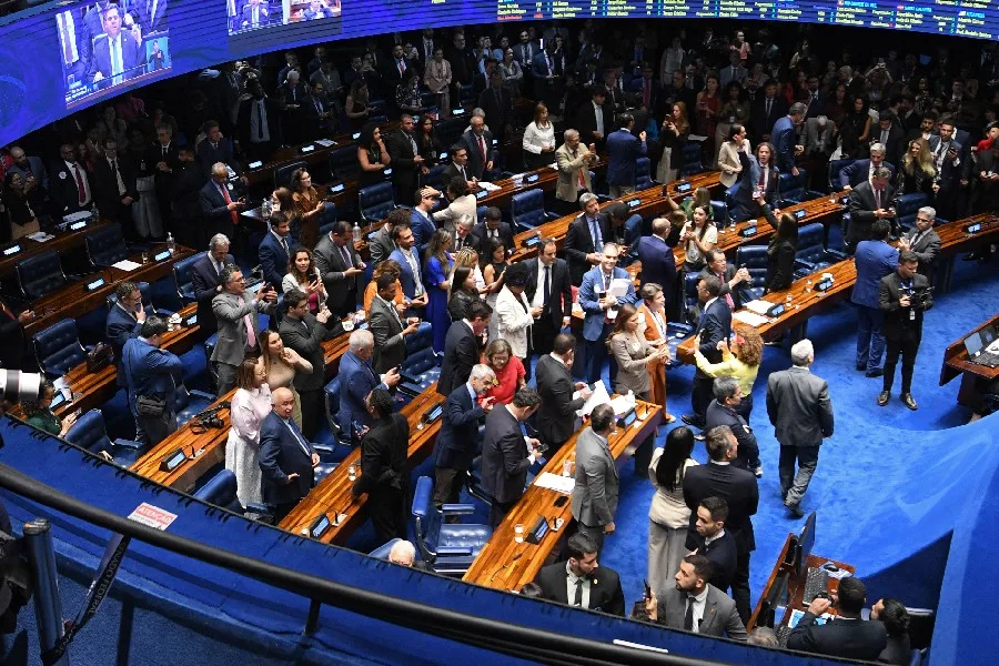 Os seis senadores que se ausentaram ou não votaram a favor do fim da escala 6×1