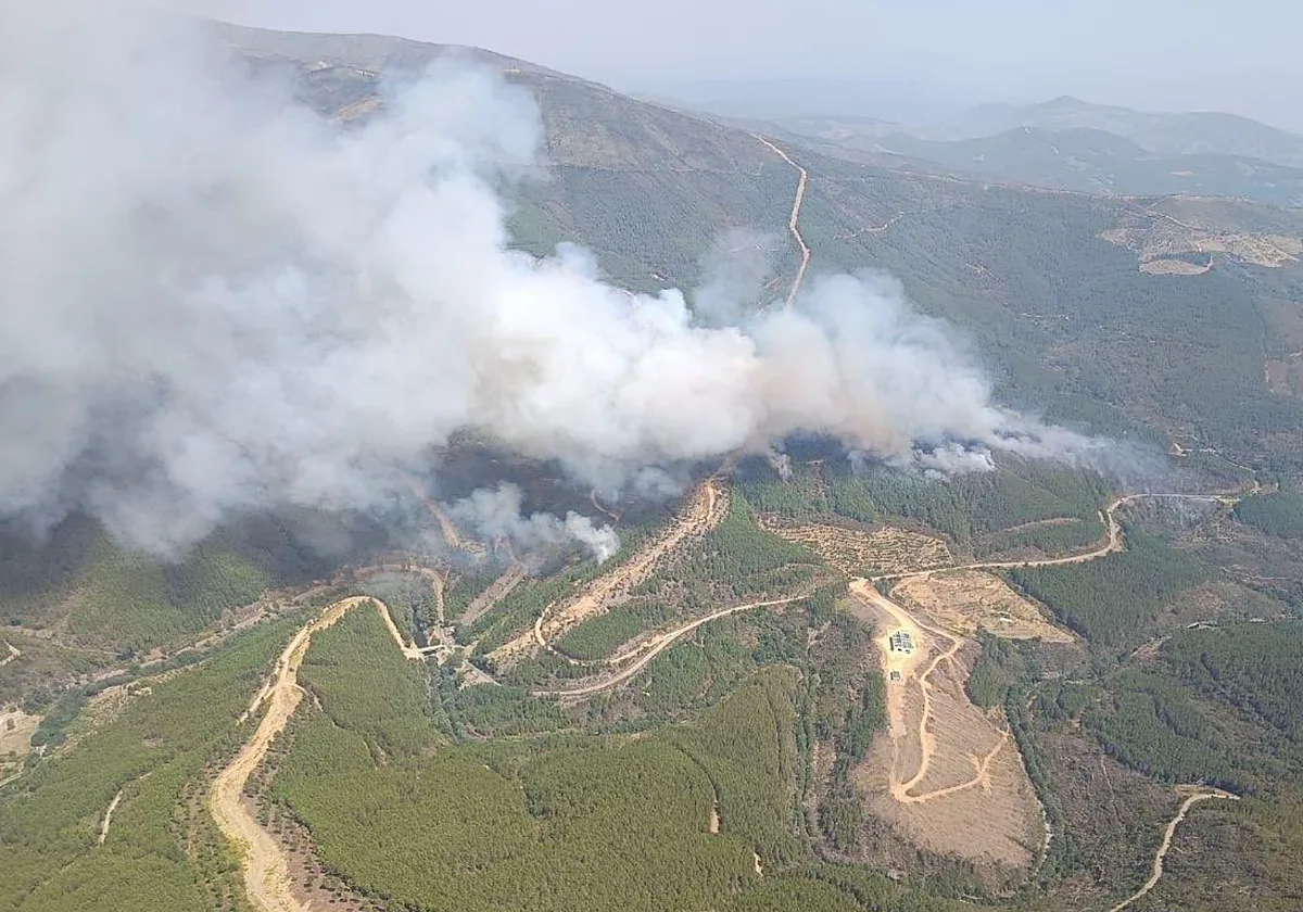 Un incendio en Las Hurdes obliga a activar el nivel 2 de peligrosidad y a evacuar a una veintena de personas