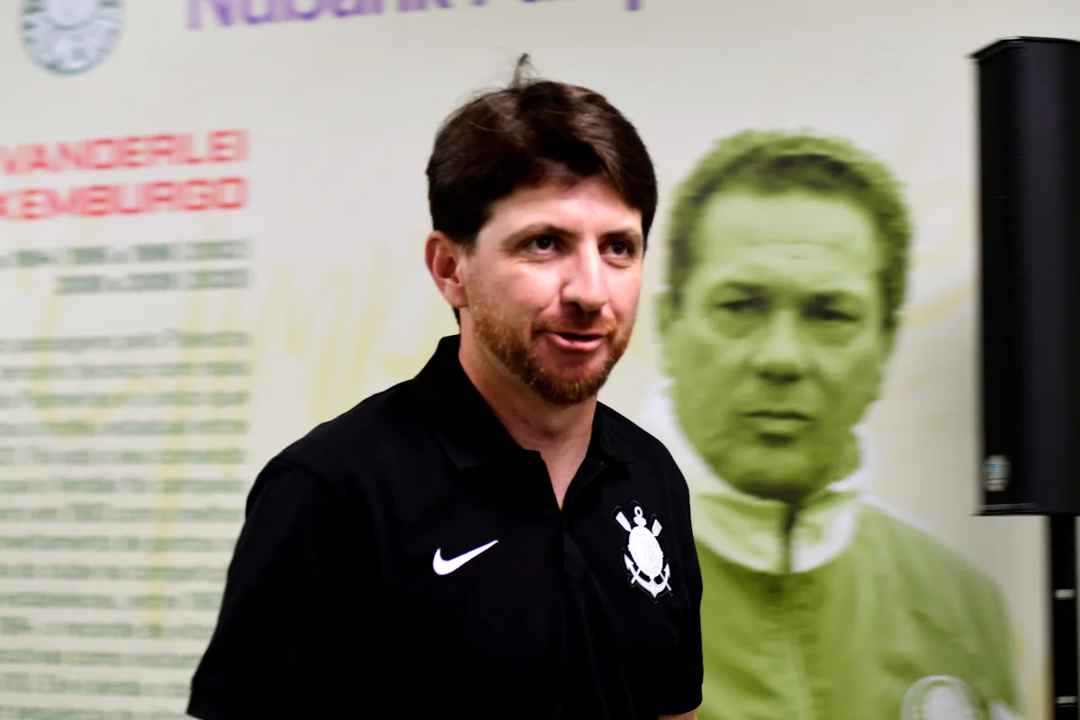 Técnico interino do Corinthians defende Memphis e espera que torcida "carregue" time