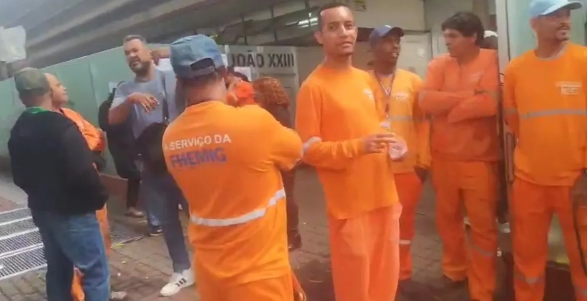 Funcionários de empresa terceirizada da Fhemig protestam por salários e benefícios atrasados
