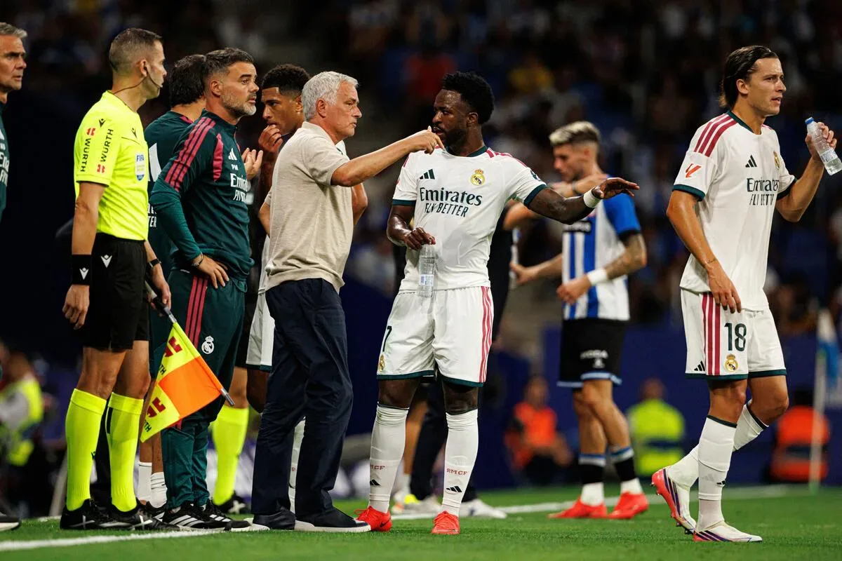 Mourinho defende Vini Jr. e critica ambiente enfrentado pelo brasileiro em Madri