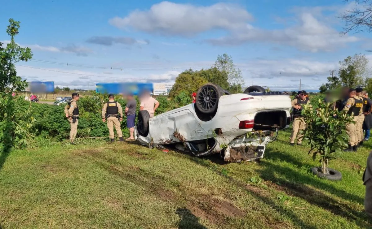 Buscas por 2ª vítima se intensificam e bombeiros percorrem rio de barco após carro cair na água; homem morreu