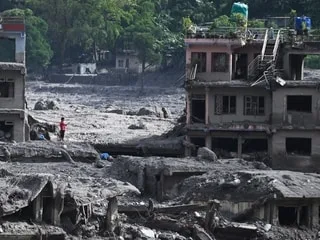 Crue dans l’Himalaya : le bilan total des victimes au Népal et en Chine dépasse les 1 000 morts