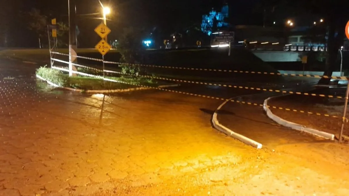 Rio avança, ultrapassa 10 metros, bloqueia rua e coloca cidade de SC em alerta