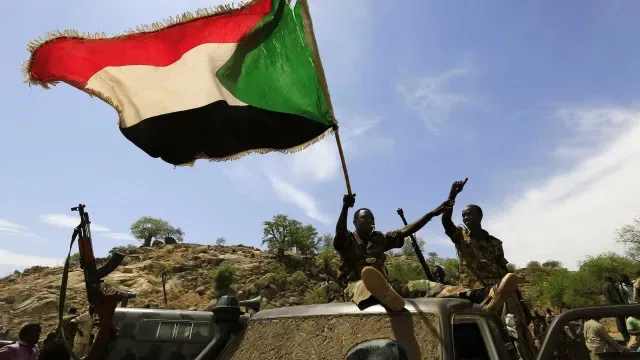 Sudão: Líder militar e do Governo reúne-se com delegação da União Africana