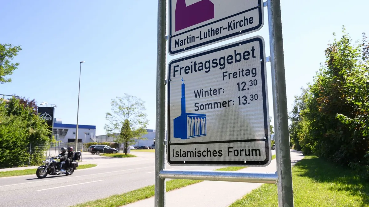 Kriminalpolizei ermittelt: Freitagsgebet-Schild wieder beschmiert: Verdächtiger gefasst