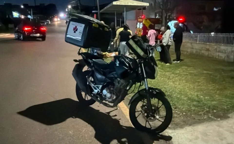 Motociclista com a viseira aberta é socorrido com corte no rosto após ser atingido por caminhonete em Curitiba