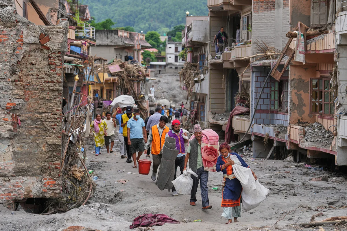 El lodo complica las tareas de rescate en Nepal y China, que todavía buscan a 3000 desaparecidos