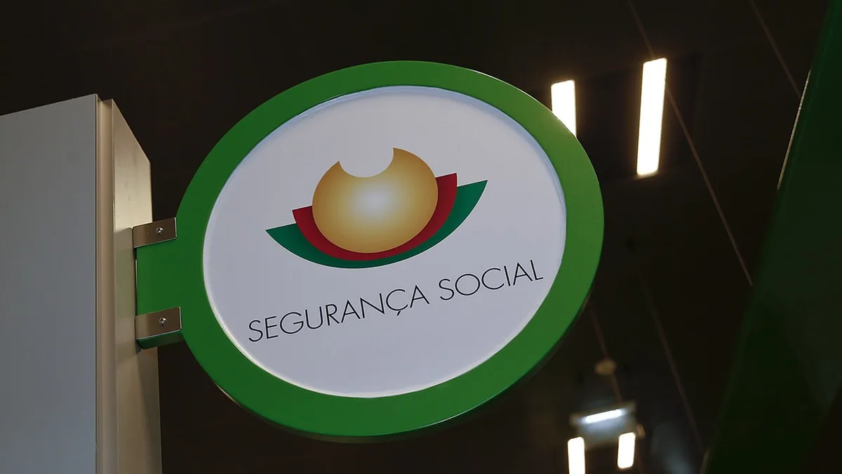 Menino encontrado sozinho na rua em Braga e irmã entregues à Segurança Social