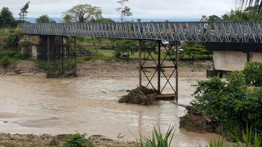 Productores de Táchira y Apure arriesgan sus vidas al cruzar por río Burgua tras colapso de puente