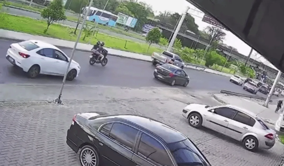 Bafômetro dá negativo para motorista de caminhão desgovernado que atravessou rodovia, atingiu ônibus e deixou 26 feridos; VÍDEO