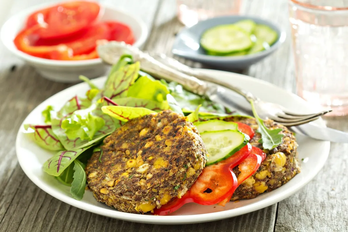 Substituir a carne pode ajudar na prevenção cardiovascular (mas sem abusos nos hamburgueres vegetarianos)
