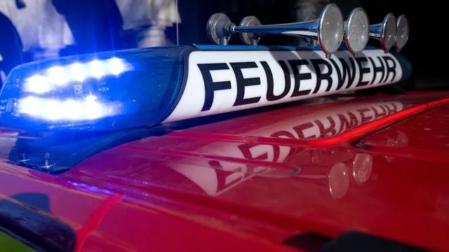 Flammen in Wohnung: Nächtlicher Brand in Oberbayern: Ein Toter und 35 Evakuierte
