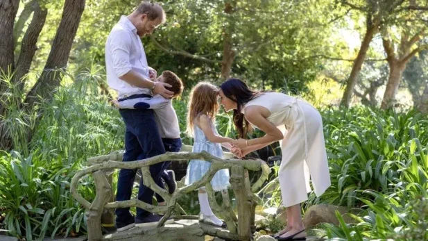 Escola envia carta aos pais após volta de Harry e Meghan, e estabelece novas regras no Reino Unido Escola de região onde Harry e Meghan vão morar cria novas regras de privacidade (Foto: Getty)