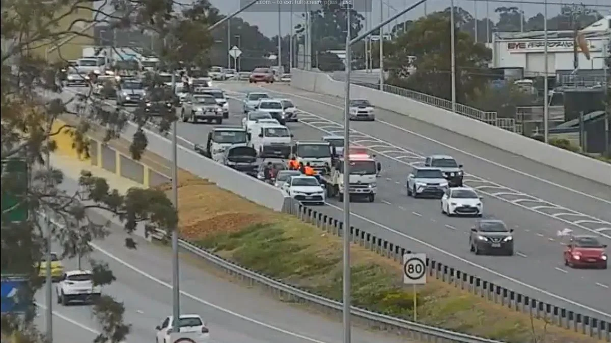 Perth traffic: Leach Highway crash sparks chaos on home commute