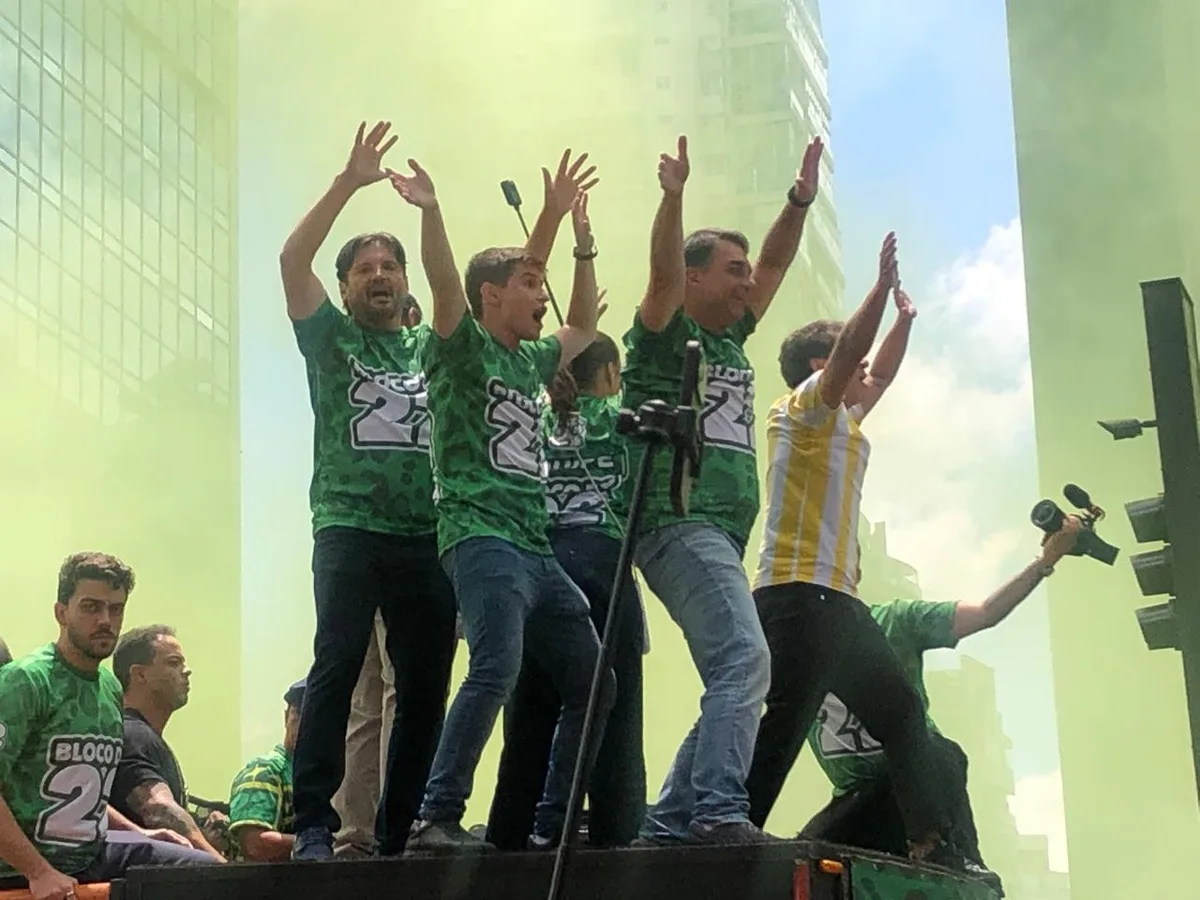 Flávio diz em ato na Paulista que Jair Bolsonaro vai colocar faixa presidencial no filho