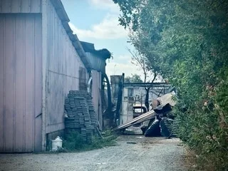 « On a eu peur » : le feu ravage un garage, brûle cinq voitures et menace des maisons près d’Angers, ce que l’on sait