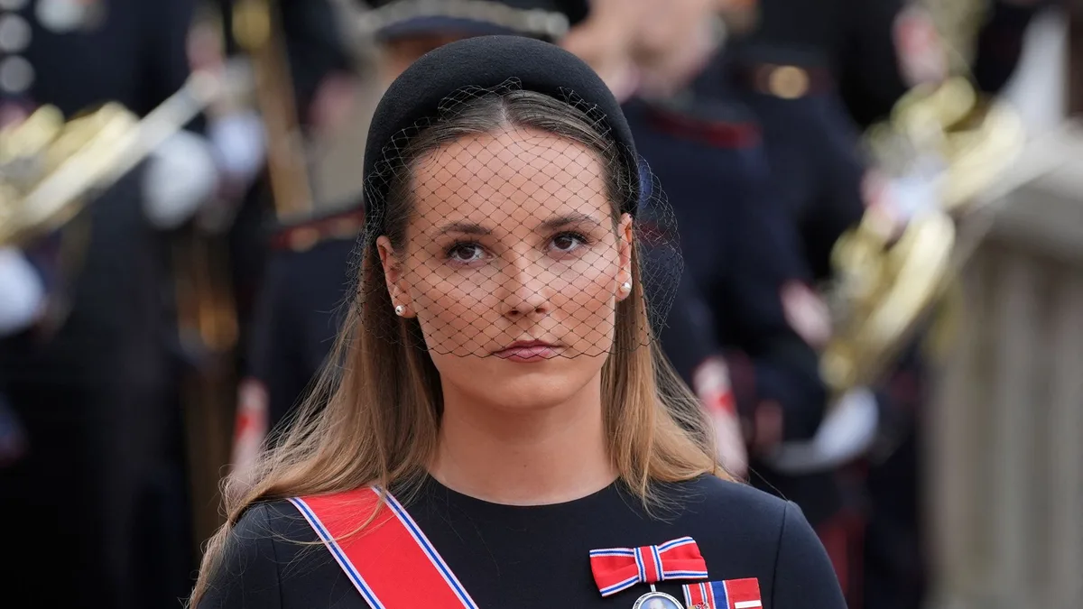 Ingrid de Noruega homenajea a su abuela Sonia emulando su histórico look de la proclamación de Harald V hace 35 años