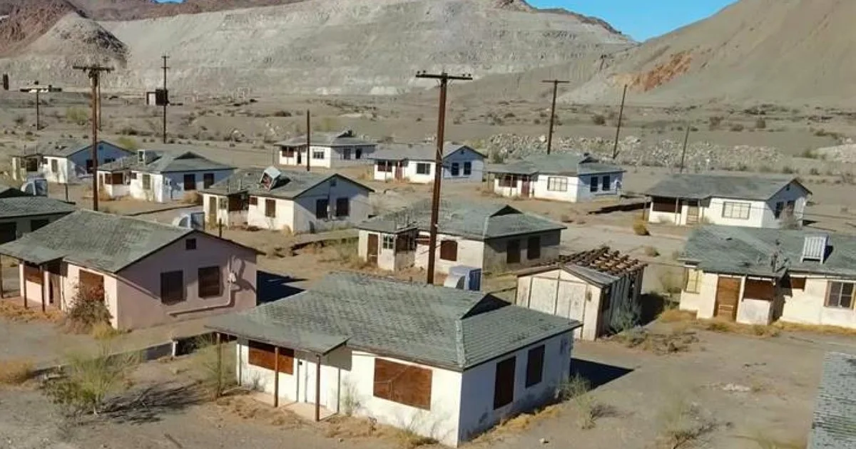 California construyó un pueblo para 4.000 mineros en 1948: hoy es una de las ciudades fantasma más grandes de Estados Unidos, con casas y un hospital que todavía están en pie