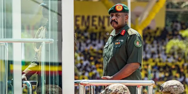 « Dès qu’une tête dépasse, il la coupe » : Muhoozi Kainerugaba, héritier brutal et fantasque du président ougandais