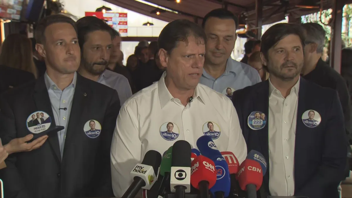 Tarcísio minimiza ausência em agenda de campanha de Flávio em SP e evita falar em Presidência em 2030
