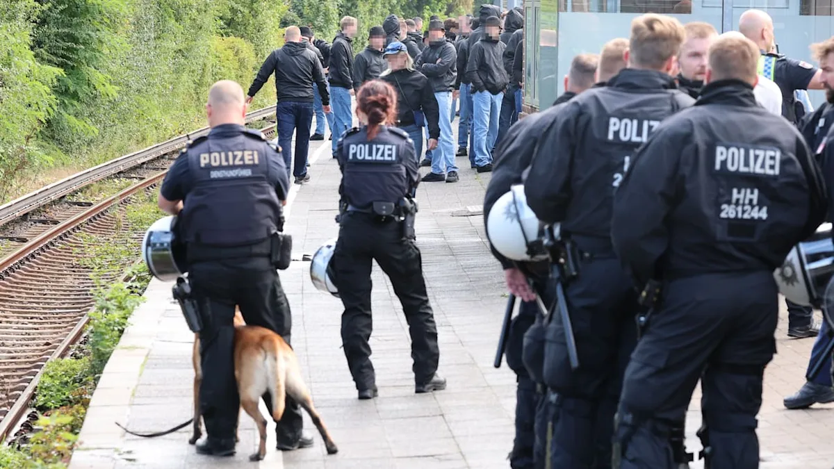 Krawalle befürchtet! - Polizei stoppt HSV-Hooligans