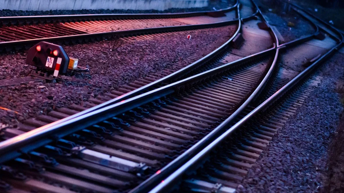 Bahnverkehr beeinträchtigt: Schäden an Schienen: Bahnstrecke bleibt weiter gesperrt