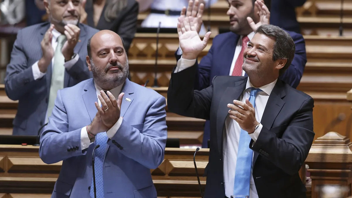 Luís Montenegro faltou ao debate no Parlamento para estar numa “gala de futebol” e a “passear pelo país”, como acusa Ventura?