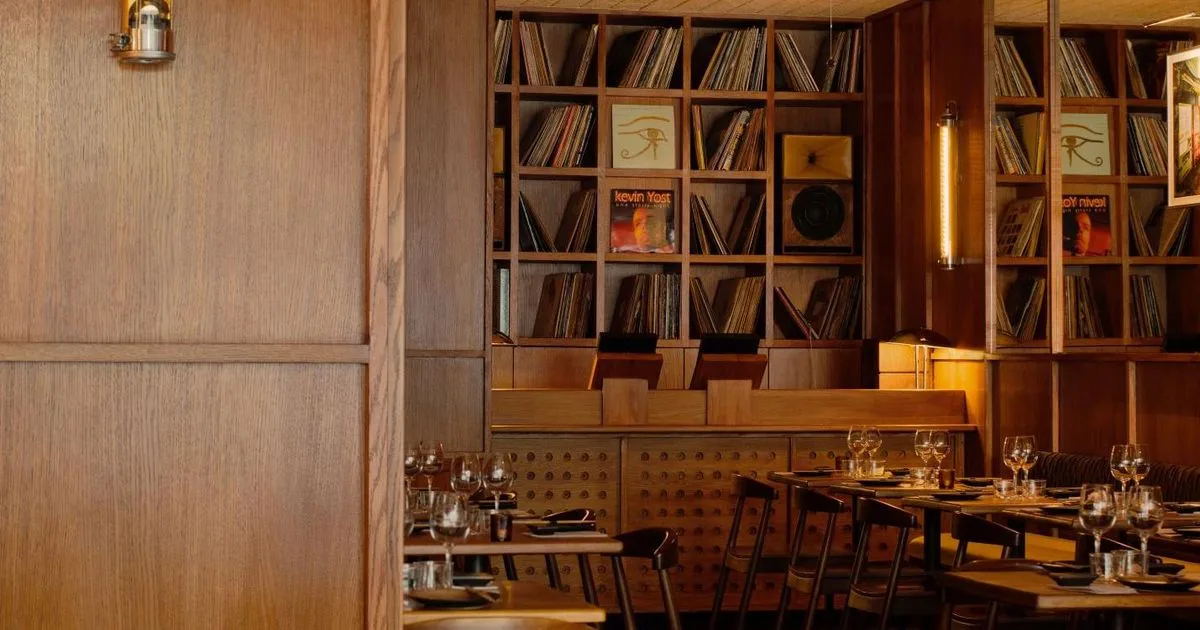 Où dîner avec des vinyles et un DJ à Paris ? Nos 3 adresses pour manger, boire un verre et écouter de la bonne musique