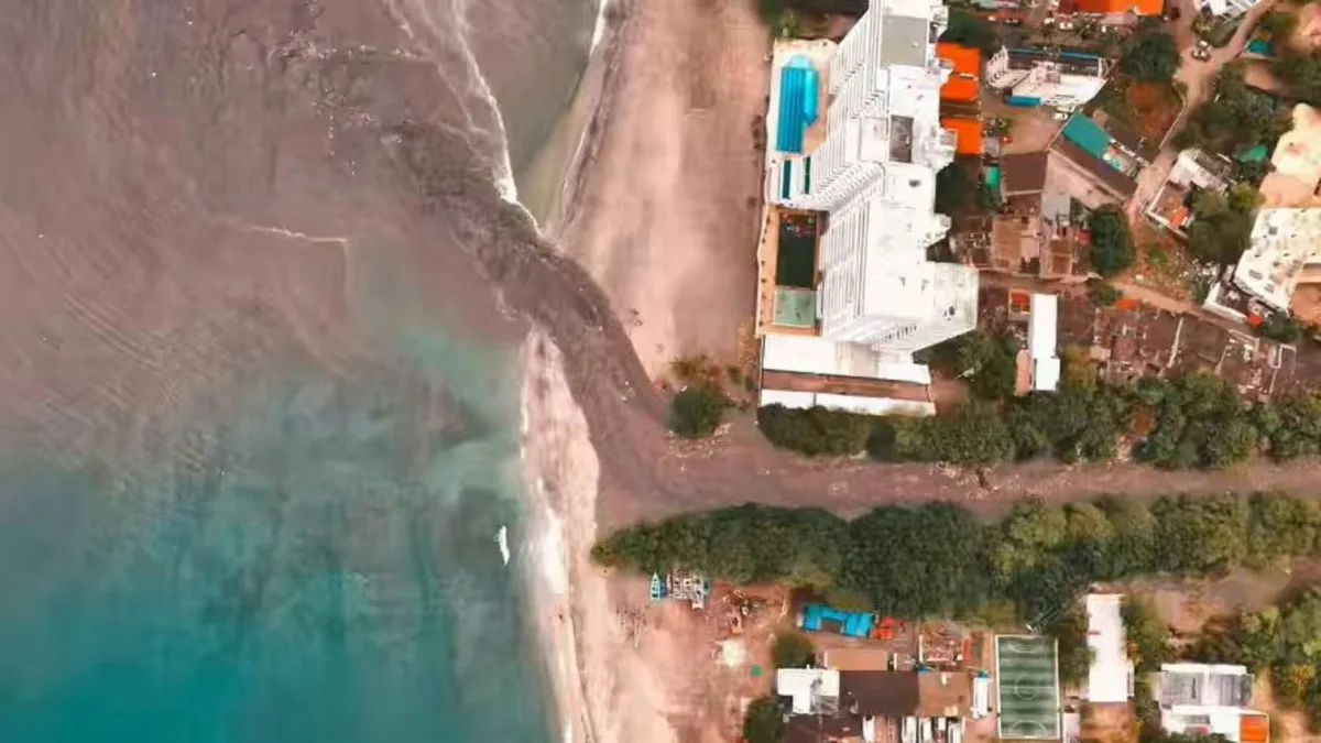 Basura y plásticos vuelven a invadir la bahía de Santa Marta tras creciente del río Manzanares
