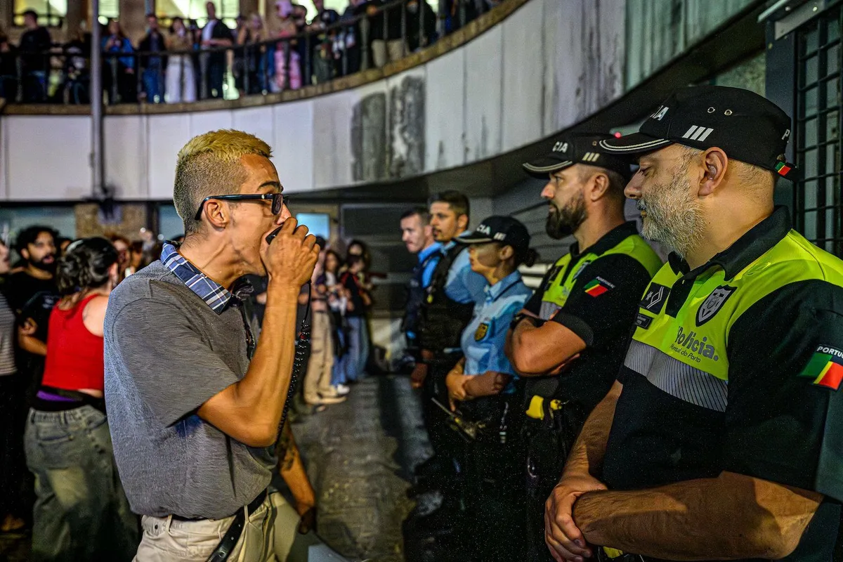 Madrugada violenta no Porto: polícia “distribuiu pancada” após novas tendas
