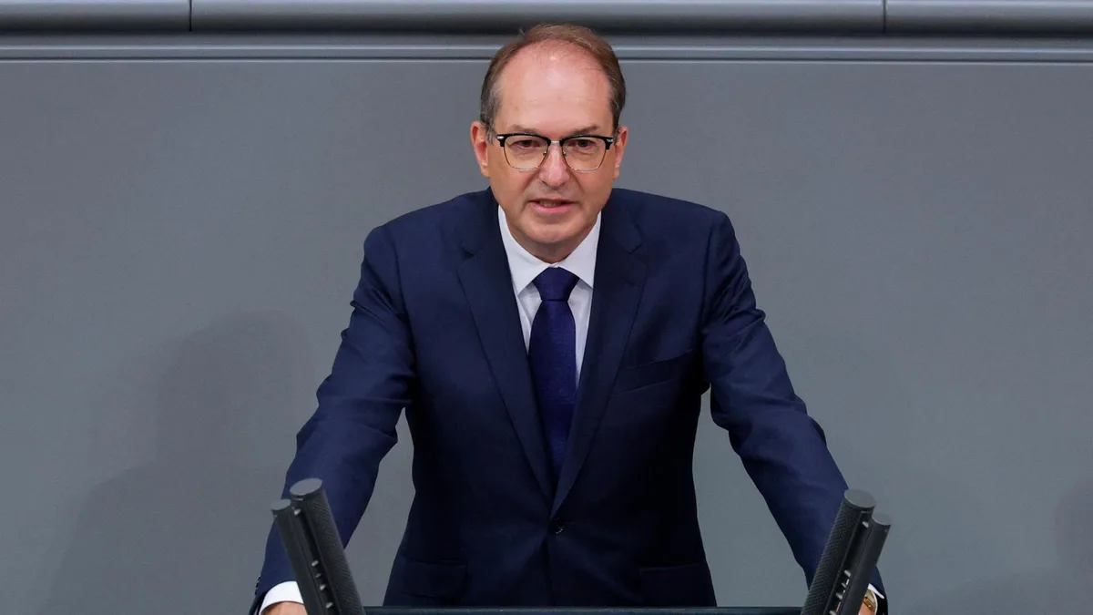 Haushaltsberatungen: Dobrindt verteidigt höhere Ausgaben
