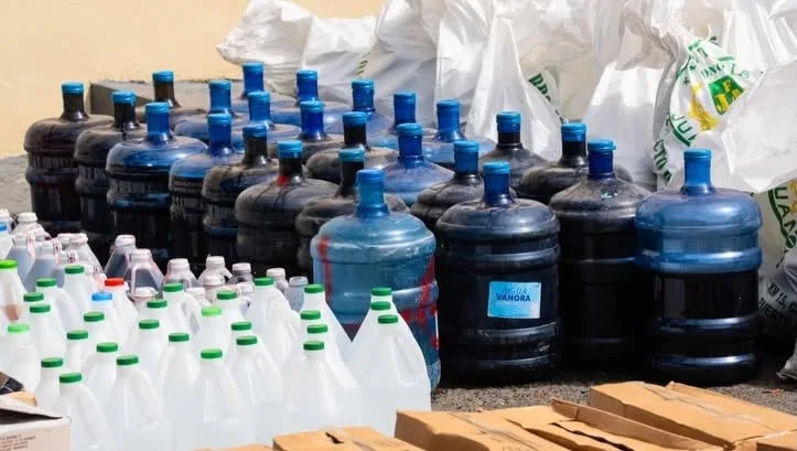 Desmantelan una planta clandestina de licor adulterado y decomisaron más de 25,000 bebidas en República Dominicana