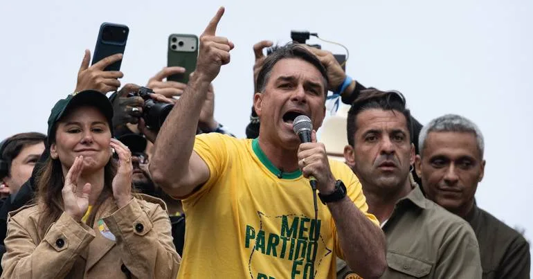 Flávio Bolsonaro critica Lula a 17 dias das eleições