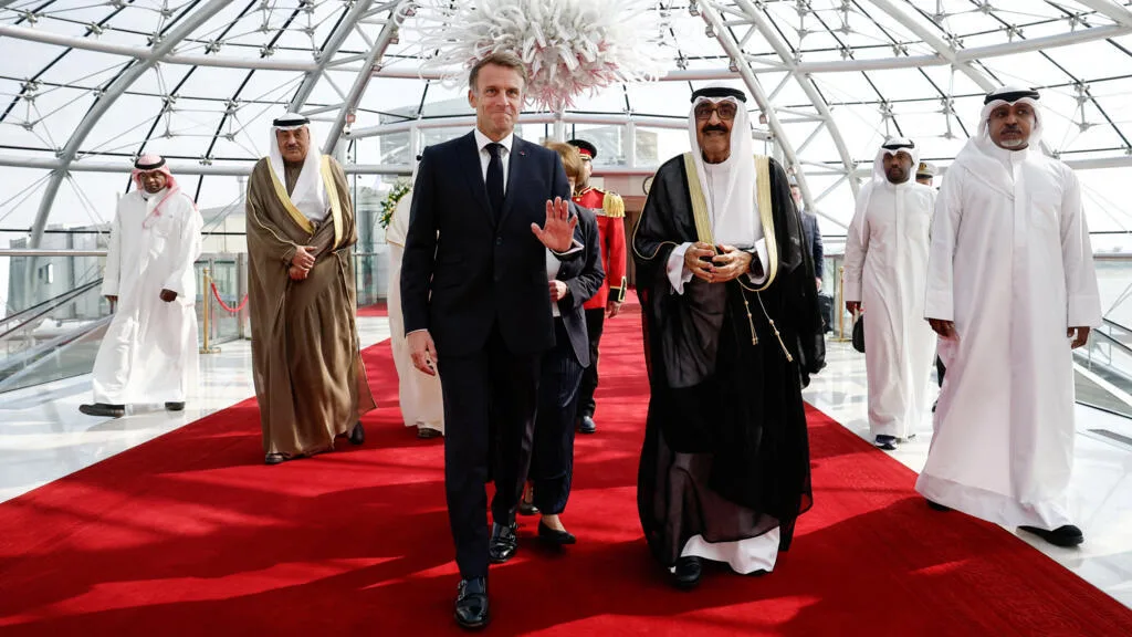 Loin des critiques qui l'accablent en France, Emmanuel Macron en tournée dans le Golfe