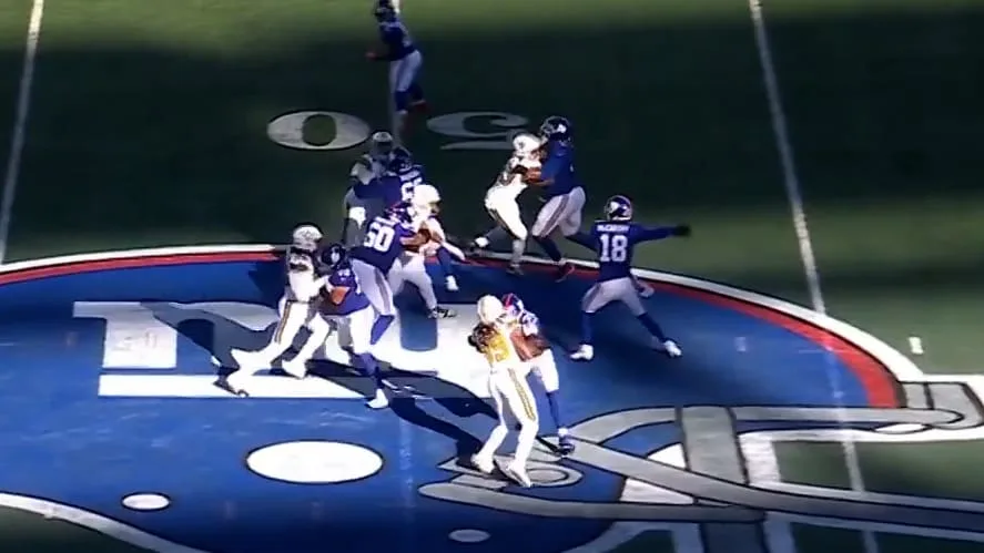 Das darf doch nicht wahr sein - Neuer Quarterback wirft sofort eine Interception