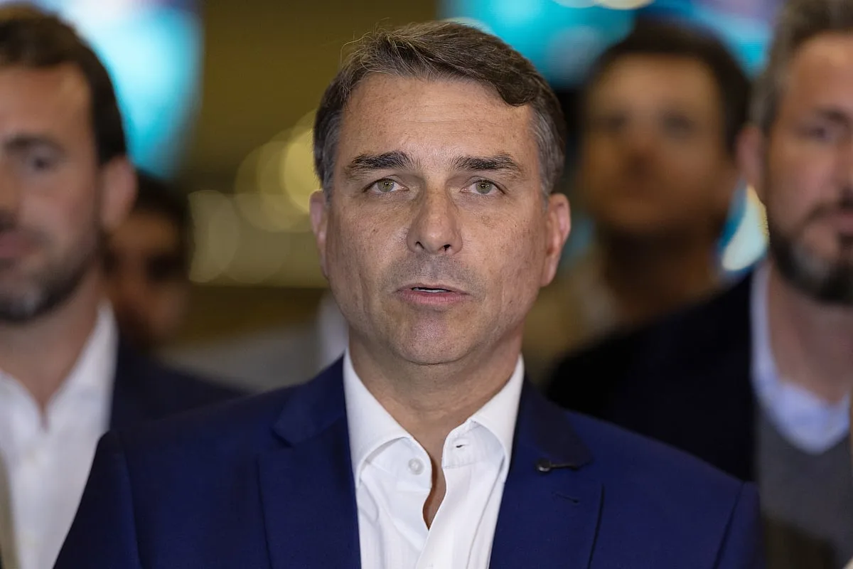 Flávio Bolsonaro promete conceder amnistia ao pai. "Não foi um julgamento justo", diz