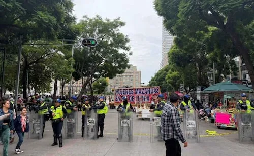 Comerciantes ambulantes vuelven a bloquear Avenida Juárez; elementos de la policía y de Secgob mantienen cerco