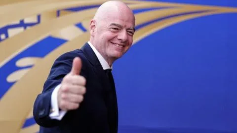 Plantarle cara a Infantino sale caro: la FIFA despide al directivo que lo desafió