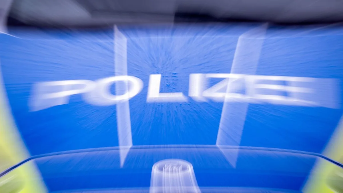 Unfallursache unklar: Auto prallt gegen Bäume – Fahrer stirbt noch am Unfallort