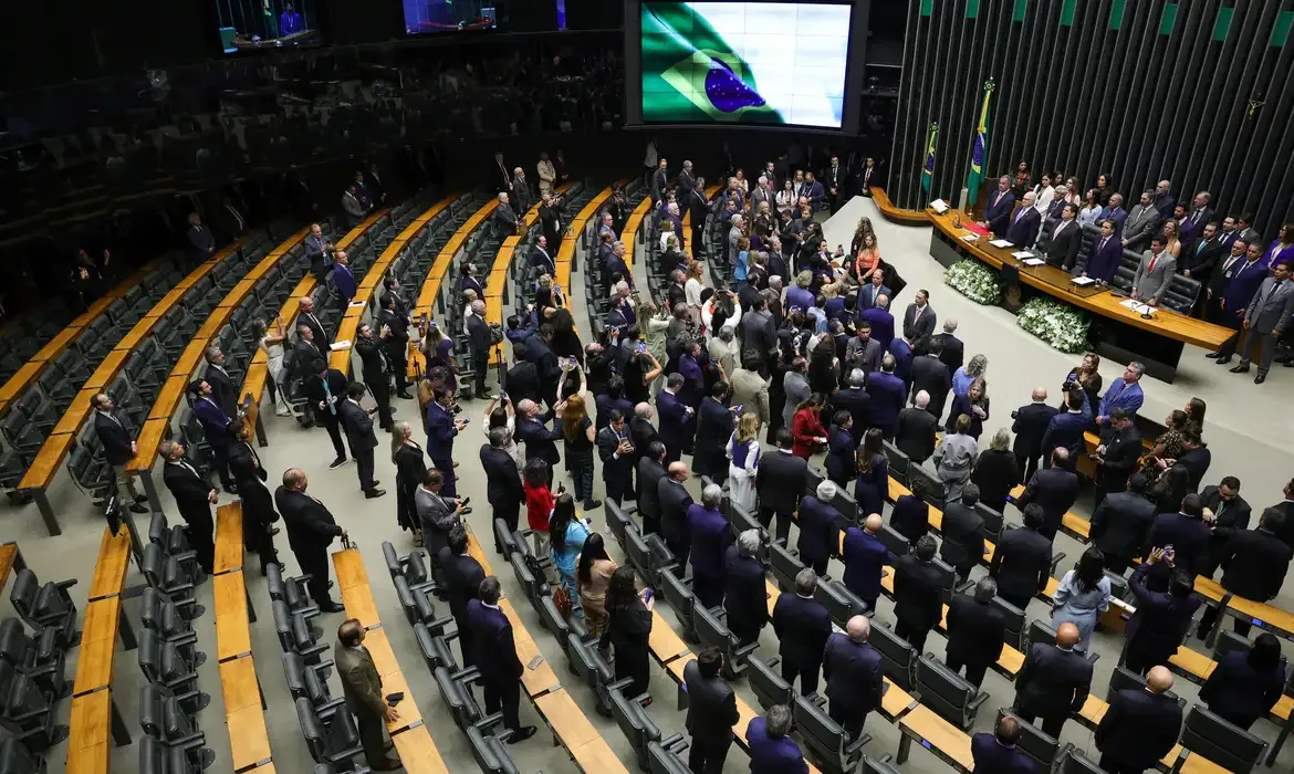 Votação da taxa das blusinhas acontece nesta segunda-feira (31/08)