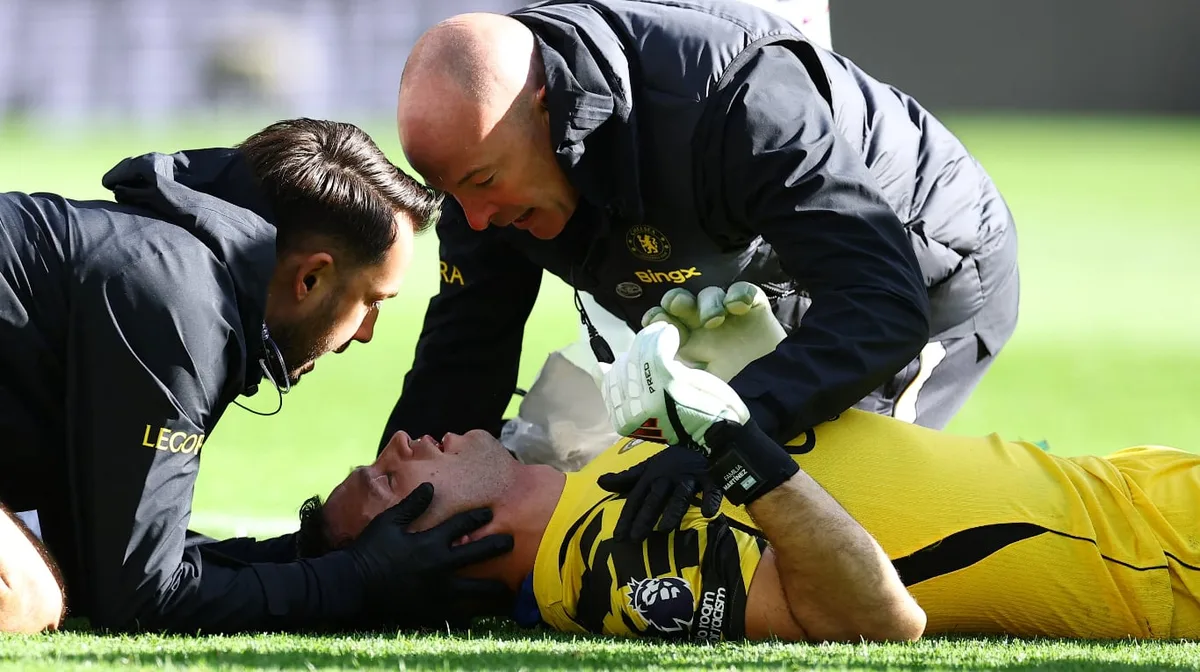 Dibu Martínez sufrió un fuerte golpe en el partido ante el Chelsea y fue retirado de la cancha en camilla