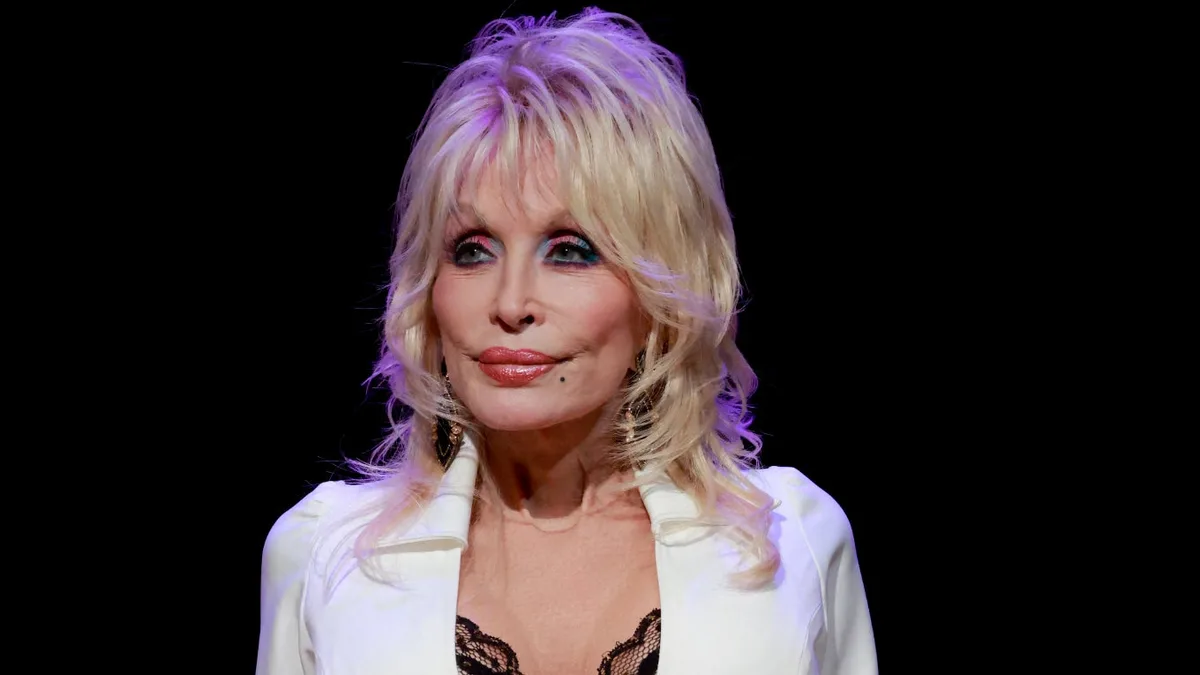 "Une icône", "une chanteuse de légende": les unes de la presse américaine après la mort de Dolly Parton