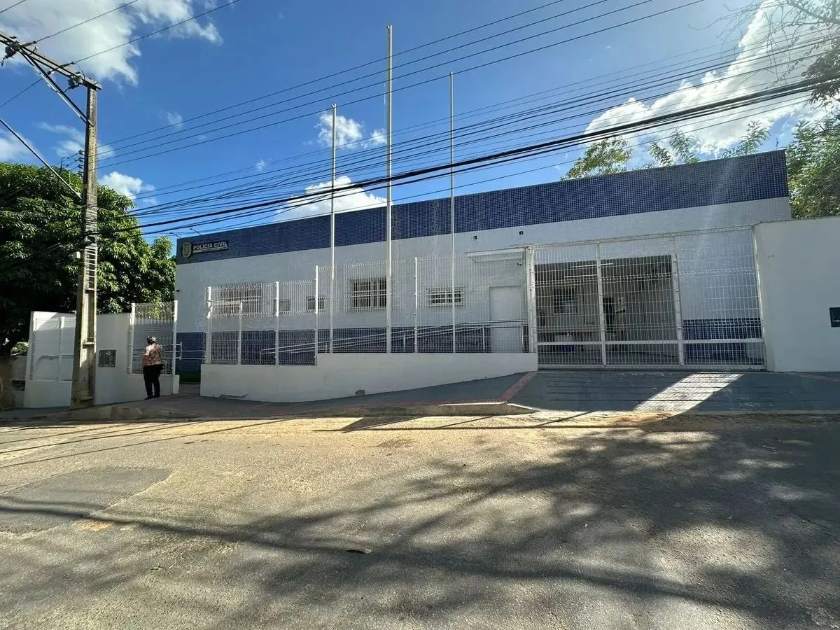 Homem é morto a tiros enquanto conversava com a esposa em Mantenópolis