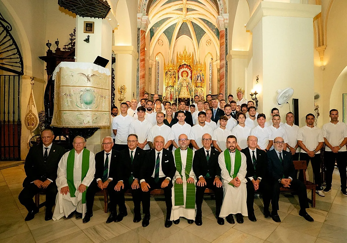 El Betis realiza su ofrenda floral a la Virgen del Águila sin Fajardo ni Alarcón