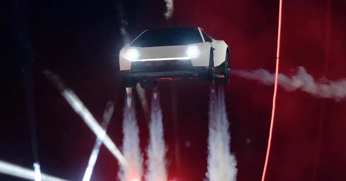 La última locura de Elon Musk: ¿Es legal un deportivo que salta autos con propulsores de cohete? "Depende de tu calle"