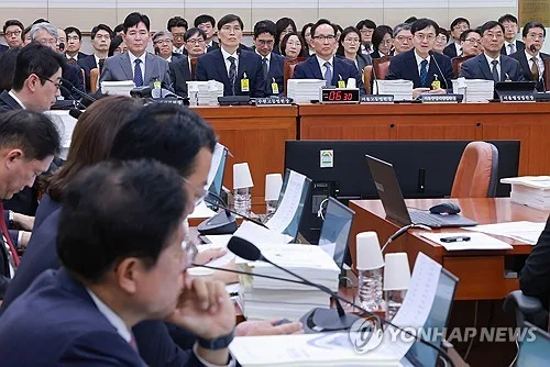 "법관들이 드러누워"·"헌법적 판단"…'李대통령 재판중단' 공방(종합)