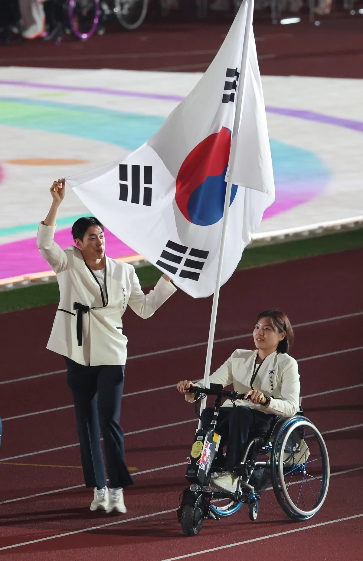 윤지유-장민호 공동 기수로 태극기 들고 입장